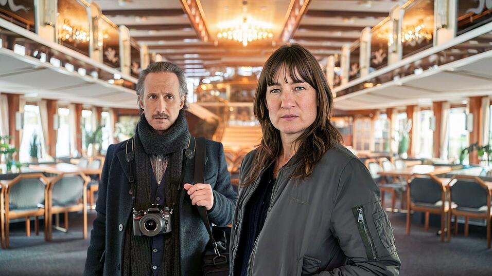 Ferdinand Zankl (l, Michael Ostrowski) und Frederike Bader (Marie Leuenberger) an Bord des verlassenen Ausflugsschiffes.