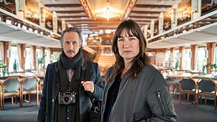 Ferdinand Zankl (l, Michael Ostrowski) und Frederike Bader (Marie Leuenberger) an Bord des verlassenen Ausflugsschiffes.