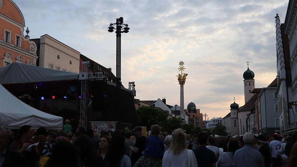 Mittelalter-Flair und super Stimmung: Die lange Einkaufsnacht 'Schlaflos' war gleichzeitig der Auftakt zum Mittelalter-Fest in Straubing. Mittelalter-Flair und super Stimmung: Die lange Einkaufsnacht 'Schlaflos' war gleichzeitig der Auftakt zum Mittelalter-Fest in Straubing.