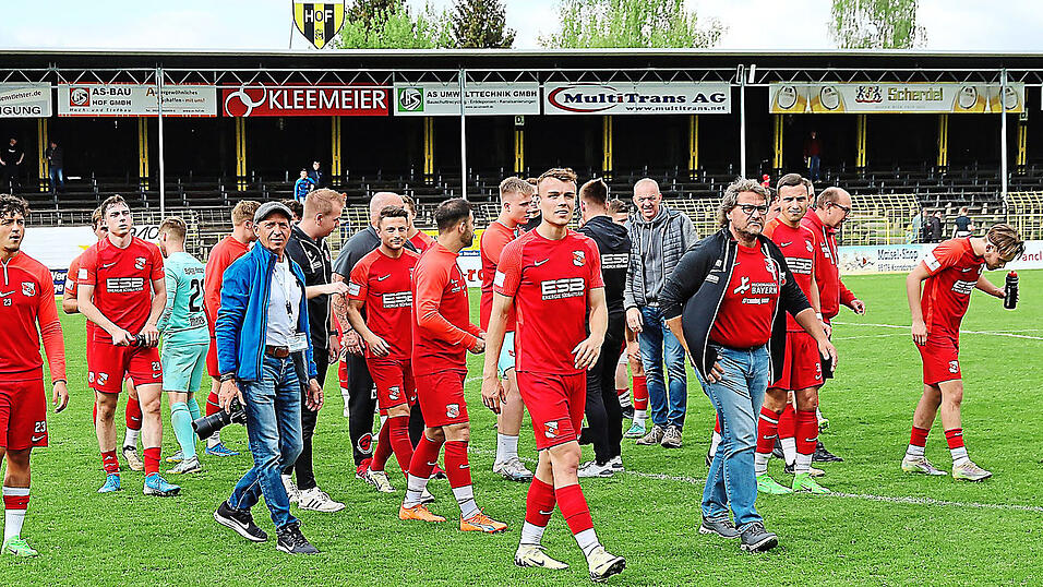 Sehr zufrieden wirken Spieler und Betreuer der SpVgg Hankofen nach dem Schlusspfiff in Hof: Der Punktgewinn sichert den Niederbayern Platz zwei in der Bayernliga und erhält ihnen die Chance auf die Meisterschaft. Sehr zufrieden wirken Spieler und Betreuer der SpVgg Hankofen nach dem Schlusspfiff in Hof: Der Punktgewinn sichert den Niederbayern Platz zwei in der Bayernliga und erhält ihnen die Chance auf die Meisterschaft.