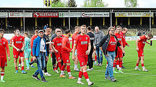 Sehr zufrieden wirken Spieler und Betreuer der SpVgg Hankofen nach dem Schlusspfiff in Hof: Der Punktgewinn sichert den Niederbayern Platz zwei in der Bayernliga und erhält ihnen die Chance auf die Meisterschaft. Sehr zufrieden wirken Spieler und Betreuer der SpVgg Hankofen nach dem Schlusspfiff in Hof: Der Punktgewinn sichert den Niederbayern Platz zwei in der Bayernliga und erhält ihnen die Chance auf die Meisterschaft.