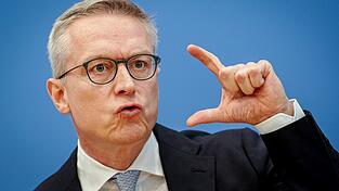 Digitalminister Karsten Wildberger (CDU) unterst&uuml;tzt die Idee einer Altersgrenze f&uuml;r Social Media und h&auml;lt auch Smartphone-Verbote an Schulen f&uuml;r sinnvoll. (Archivbild)