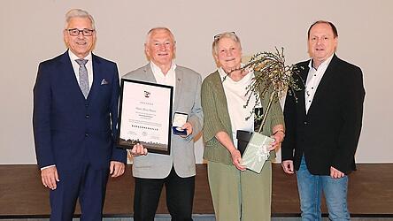 B&uuml;rgermeister Ludwig Eder (l.) und Gesch&auml;ftsleiter Anton Blenninger (r.) gratulierten Alois Maier und dankten seiner Frau Christa, die ihrem Mann immer den R&uuml;cken freih&auml;lt.