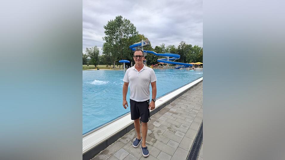 W&auml;hrend die G&auml;ste ihre Zeit im Freibad genie&szlig;en und ein St&uuml;ck Urlaub leben, sorgt Robert Adams am Beckenrand f&uuml;r Sicherheit.