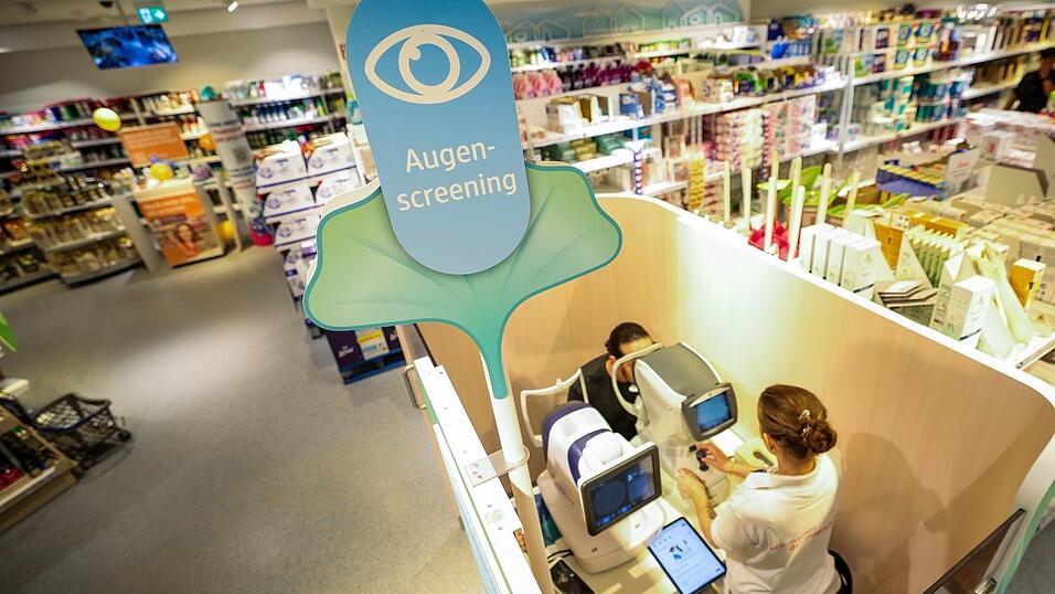 In ausgewählten dm-Filialen kann man ein Augenscreening durchführen lassen. (Archivbild) In ausgewählten dm-Filialen kann man ein Augenscreening durchführen lassen. (Archivbild)