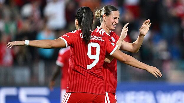 Nationalstürmerin Klara Bühl (r.): Wichtiges 1:0 bei Benfica Lissabon. (Archivbild) Nationalstürmerin Klara Bühl (r.): Wichtiges 1:0 bei Benfica Lissabon. (Archivbild)