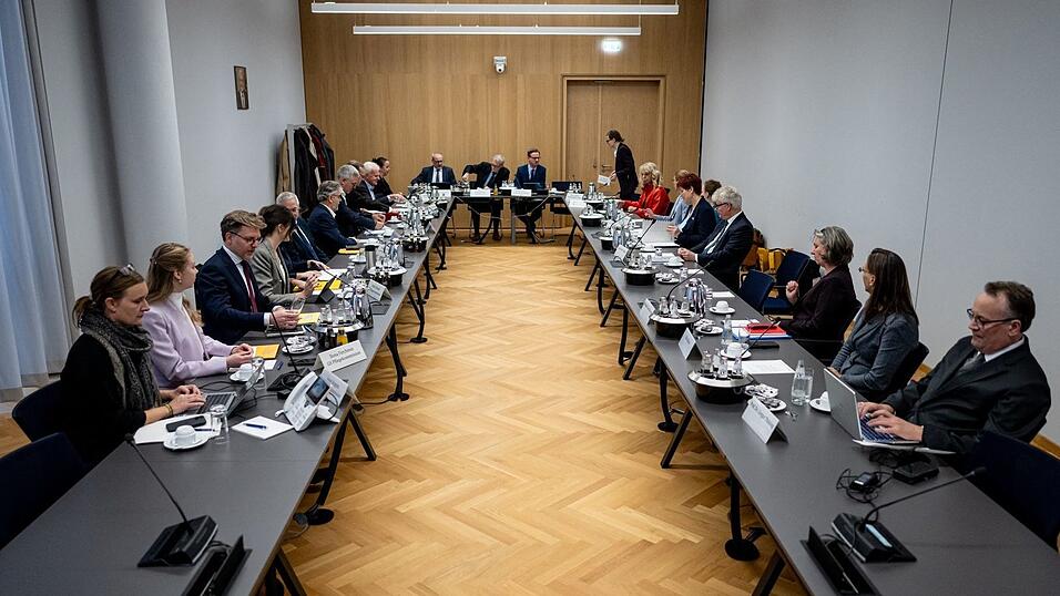 Die Pflege-Expertenkommission soll bis Ende Januar Vorschläge vorlegen. Die Pflege-Expertenkommission soll bis Ende Januar Vorschläge vorlegen.