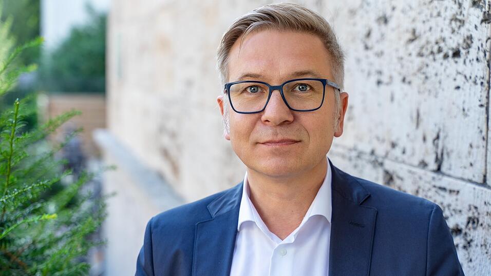 'Der Wettkampf zwischen den USA und China um die Ressourcen der Zukunft ist in vollem Gange und wird mit zunehmender Härte geführt. Deutschland und Europa sind zwischen die Fronten geraten', sagt USA-Experte Josef Braml. 'Der Wettkampf zwischen den USA und China um die Ressourcen der Zukunft ist in vollem Gange und wird mit zunehmender Härte geführt. Deutschland und Europa sind zwischen die Fronten geraten', sagt USA-Experte Josef Braml.