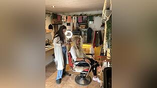 Julia verwandelt in knapp sechs Stunden Lenis Haare in Dreadlocks.