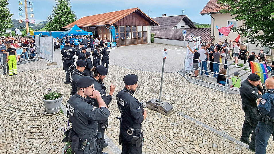 Drei Veranstaltungen auf einen Streich. 32 Bereitschaftspolizisten achteten darauf, dass die Veranstaltungen trotz der räumlichen Nähe und der unterschiedlichen Besucher nicht aus dem Ruder liefen: Links traf sich „Haselbach bleibt bunt“, im Hintergrund die Ursache des gemeinsamen Aktionstags, die Informationsveranstaltung des AfD-Kreisverbands, und rechts die Vereinigung „Niederbayern Nazifrei“ mit einigen Mitgliedern der Linkspartei. Drei Veranstaltungen auf einen Streich. 32 Bereitschaftspolizisten achteten darauf, dass die Veranstaltungen trotz der räumlichen Nähe und der unterschiedlichen Besucher nicht aus dem Ruder liefen: Links traf sich „Haselbach bleibt bunt“, im Hintergrund die Ursache des gemeinsamen Aktionstags, die Informationsveranstaltung des AfD-Kreisverbands, und rechts die Vereinigung „Niederbayern Nazifrei“ mit einigen Mitgliedern der Linkspartei.