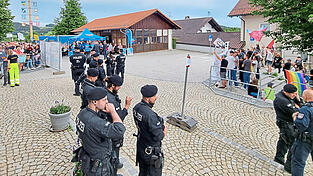 Drei Veranstaltungen auf einen Streich. 32 Bereitschaftspolizisten achteten darauf, dass die Veranstaltungen trotz der räumlichen Nähe und der unterschiedlichen Besucher nicht aus dem Ruder liefen: Links traf sich „Haselbach bleibt bunt“, im Hintergrund die Ursache des gemeinsamen Aktionstags, die Informationsveranstaltung des AfD-Kreisverbands, und rechts die Vereinigung „Niederbayern Nazifrei“ mit einigen Mitgliedern der Linkspartei.