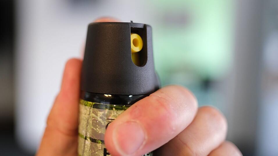 Nachdem ein Junge Pfefferspray in die Augen bekommen hatte, wurde er zur Untersuchung in ein Krankenhaus gebracht. (Symbolbild)