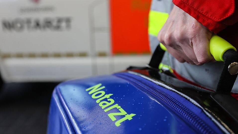 Ein Notarzt versorgte den Mann. (Symbolbild) Ein Notarzt versorgte den Mann. (Symbolbild)