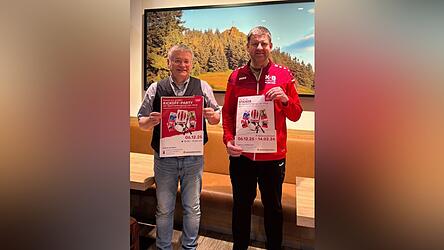 Markus Aschenbrenner und der Social Media-Experte der SpVgg, Lam Alois Vogl jun., freuen sich &uuml;ber das einzigartige Projekt.