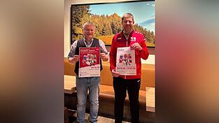 Markus Aschenbrenner und der Social Media-Experte der SpVgg, Lam Alois Vogl jun., freuen sich über das einzigartige Projekt.