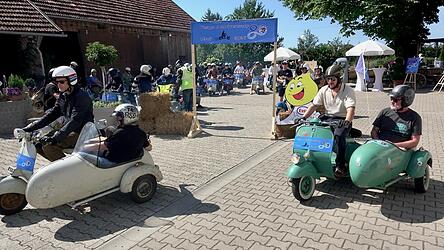 Start zur Ausfahrt: Viel Vespa-Geschichte gab es beim Start zur Ausfahrt in den Bayerwald zu bestaunen, plus zwei&nbsp;Vespa Beiwagen-Roller.