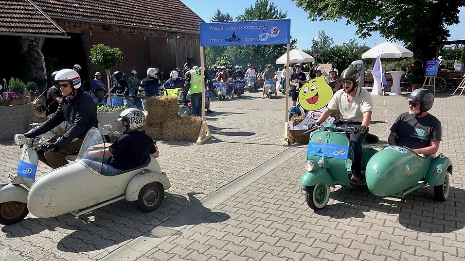 Start zur Ausfahrt: Viel Vespa-Geschichte gab es beim Start zur Ausfahrt in den Bayerwald zu bestaunen, plus zwei Vespa Beiwagen-Roller. Start zur Ausfahrt: Viel Vespa-Geschichte gab es beim Start zur Ausfahrt in den Bayerwald zu bestaunen, plus zwei Vespa Beiwagen-Roller.