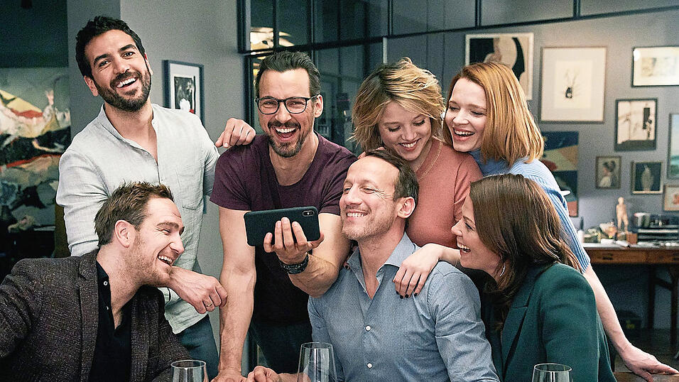 Deutschland, das sind Deine Filmstars (von links): Frederick Lau, Elyas M'Barek, Florian David Fitz, Wotan Wilke Möhring, Jella Haase, Karoline Herfurth und Jessica Schwarz. Eine weitere Hauptrolle spielt in das Handy. Deutschland, das sind Deine Filmstars (von links): Frederick Lau, Elyas M'Barek, Florian David Fitz, Wotan Wilke Möhring, Jella Haase, Karoline Herfurth und Jessica Schwarz. Eine weitere Hauptrolle spielt in das Handy.