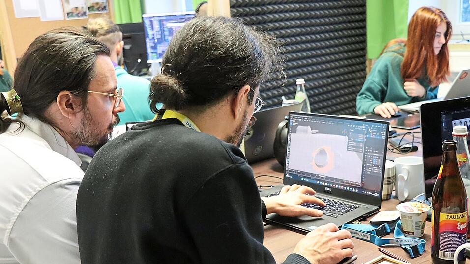 Programmieren ist Teamarbeit: Sieben Gruppen trafen sich am Wochenende im Start-up-Lab der OTH Regensburg, um an ihren eigenen Spielen zu t&uuml;fteln. Am Sonntag konnten die Besucher die fertigen Spiele testen.