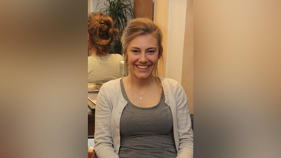 4. Die Haare am Oberkopf zur&uuml;ck streichen oder k&auml;mmen und am Hinterkopf feststecken. Nun noch ein paar einzelne Str&auml;hnchen aus der Frisur l&ouml;sen und mit Haarspray festigen.