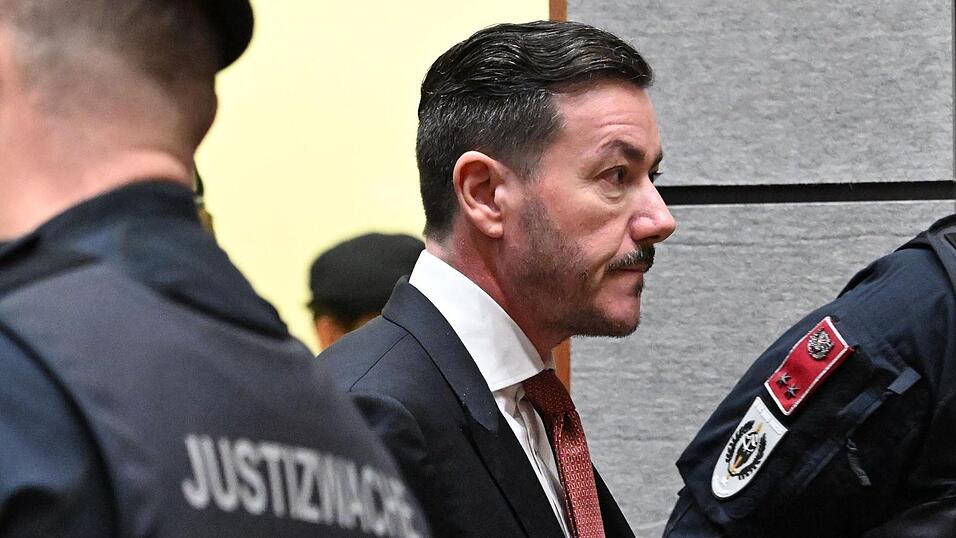 René Benko muss sich seit Dienstag wegen des Vorwurfs der betrügerischen Krida vor dem Landesgericht Innsbruck verantworten. René Benko muss sich seit Dienstag wegen des Vorwurfs der betrügerischen Krida vor dem Landesgericht Innsbruck verantworten.