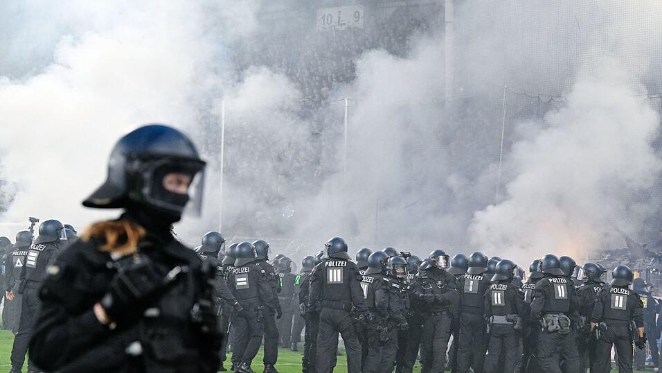 Polizisten mussten w&auml;hrend des Spiels eingreifen.