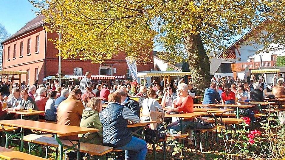 Ein Bild aus vergangenen Tagen: Der Obst- und Bauernmarkt in Lalling erfreut sich jährlich großer Beliebtheit. Ein Bild aus vergangenen Tagen: Der Obst- und Bauernmarkt in Lalling erfreut sich jährlich großer Beliebtheit.
