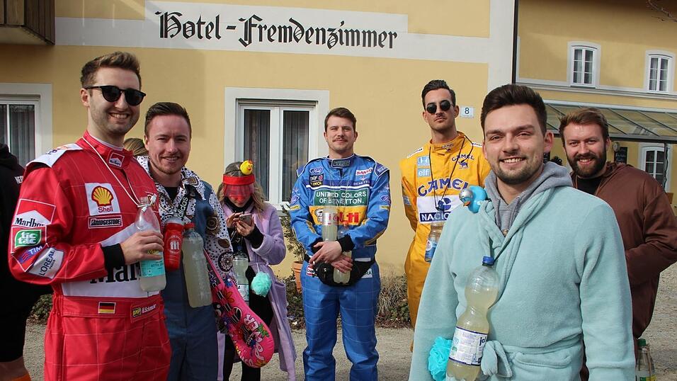 Viele Faschings-Fans haben sich am Samstag den Umzug in Langenbach angesehen. Viele Faschings-Fans haben sich am Samstag den Umzug in Langenbach angesehen.