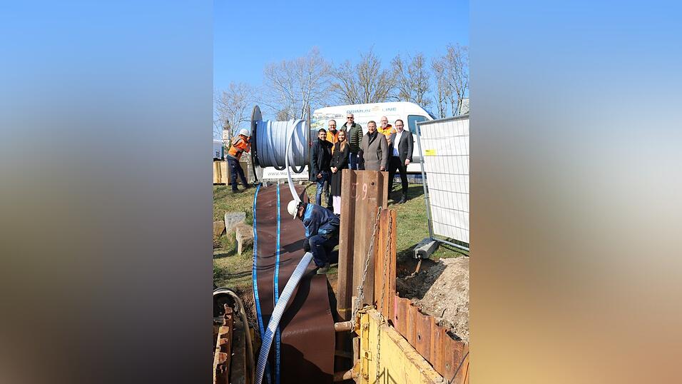 Werner und Tanja R&auml;dlinger von der Werner R&auml;dlinger Gruppe, der Gesch&auml;ftsf&uuml;hrer von Primus Line Peter Lischewski, Stadtwerke-Chef Stefan Raab, der stellvertretende Landrat Markus M&uuml;ller, der Betriebsleiter Wasser der Stadtwerke Hans Kraus und B&uuml;rgermeister Martin Stoiber (von links) machen sich am Gr&uuml;ndonnerstag ein Bild von der Technik.