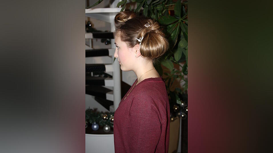 So sieht die fertige Frisur dann aus. So sieht die fertige Frisur dann aus.