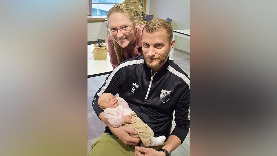 Die erste Neugeborene im Landkreis Deggendorf war in deisem Jahr die kleine Finja mit MamaMarion und Papa Stephan. Die erste Neugeborene im Landkreis Deggendorf war in deisem Jahr die kleine Finja mit MamaMarion und Papa Stephan.