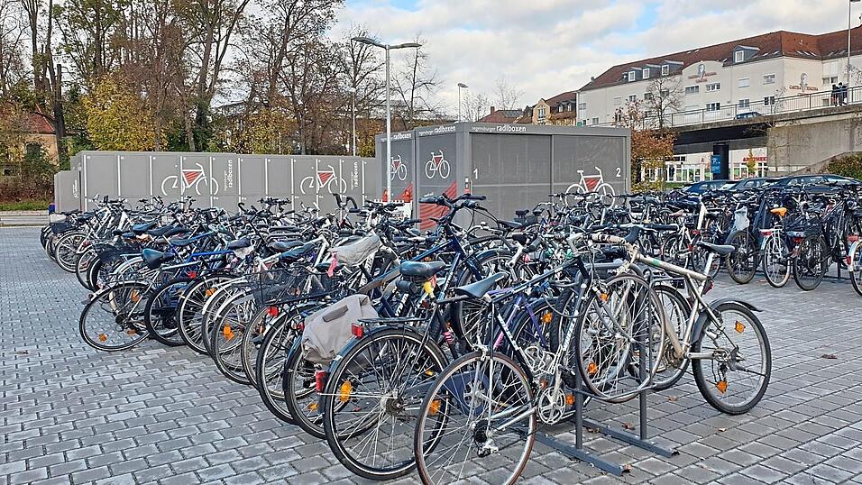 Eine der bestehenden Radabstellanlagen am Bahnhof.