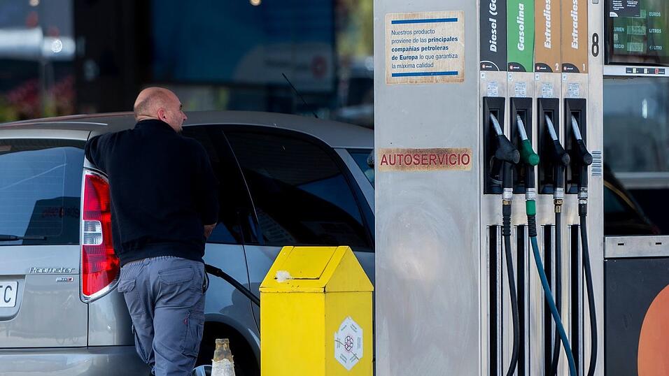 Spaniens Regierung will den Anstieg der Benzin- und Dieselpreise an den Zapfsäulen durch eine Senkung der Mehrwertsteuer bremsen. (Archivbild) Spaniens Regierung will den Anstieg der Benzin- und Dieselpreise an den Zapfsäulen durch eine Senkung der Mehrwertsteuer bremsen. (Archivbild)