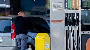 Spaniens Regierung will den Anstieg der Benzin- und Dieselpreise an den Zapfs&auml;ulen durch eine Senkung der Mehrwertsteuer bremsen. (Archivbild)