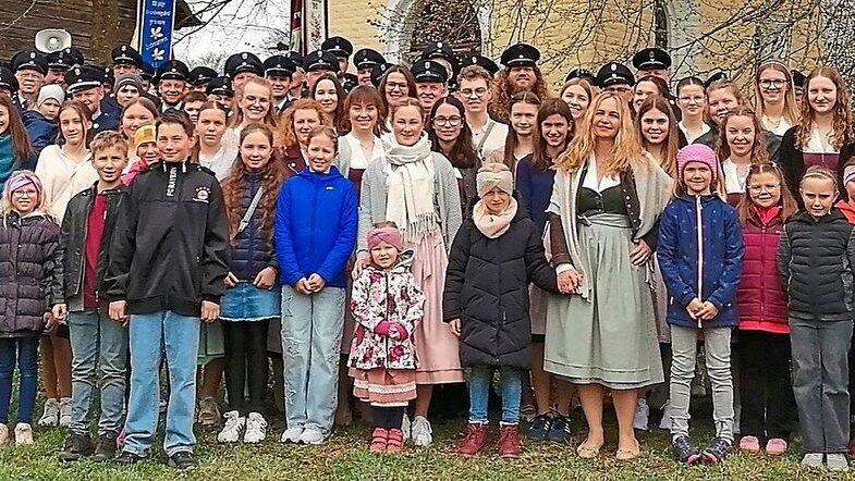 Die Teilnehmer des Bittgangs vor der Marienkappelle in Grammelsbrunn.