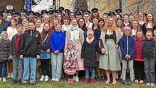 Die Teilnehmer des Bittgangs vor der Marienkappelle in Grammelsbrunn. Die Teilnehmer des Bittgangs vor der Marienkappelle in Grammelsbrunn.