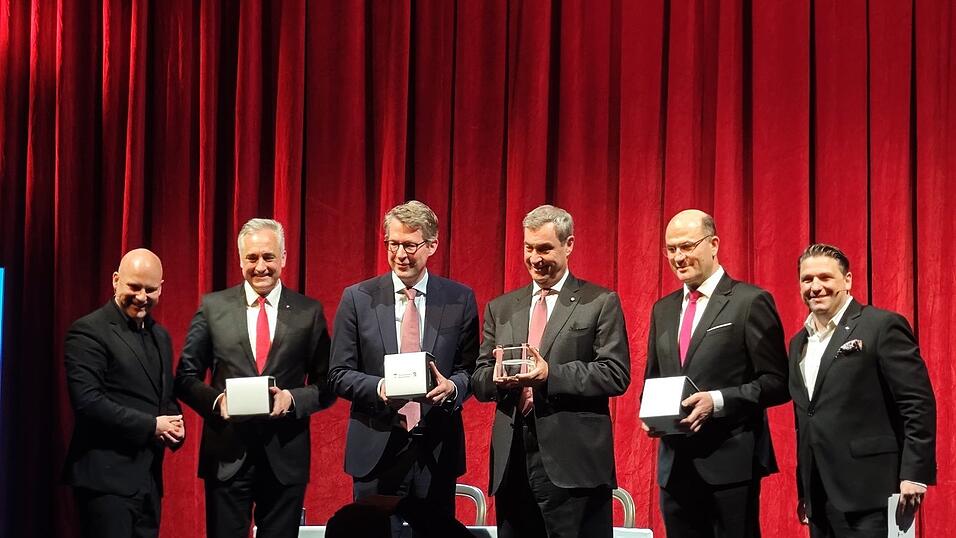 Theaterintendant Sebastian Ritschel (von links), Oberb&uuml;rgermeister Thomas Burger, Kunstminister Markus Blume, Ministerpr&auml;sident Markus S&ouml;der, Finanzminister Albert F&uuml;racker und Kaufm&auml;nnischer Direktor Matthias Schloderer auf der B&uuml;hne. Die G&auml;ste erhielten einen Wassertropfen aus der Donau in Glas gefasst.