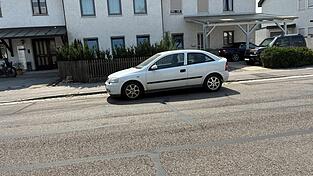 Statt im Parkhaus am Bahnhof wurde der wei&szlig;e Pkw vor dem mehrw&ouml;chigen Australien-Urlaub in der Thalbacher Stra&szlig;e geparkt.
