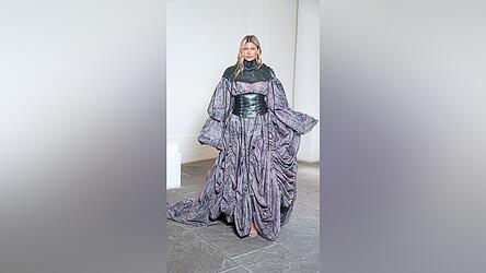20 Meter Stoff stecken in diesem Kleid. Es erinnert an Katharina Botzaris, eine der Frauen aus der Schönheitengalerie von Ludwig I.
