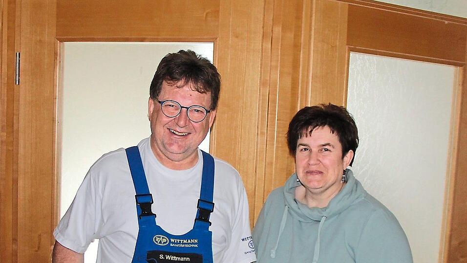 Seit 35 Jahren Gas- und Wassersinallateurmeister und jetzt dafür geehrt: Siegfried Wittmann aus Pösing zusammen mit seiner Frau Annemarie.