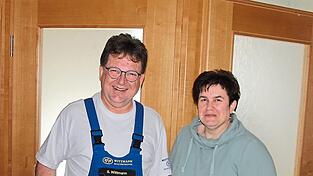 Seit 35 Jahren Gas- und Wassersinallateurmeister und jetzt dafür geehrt: Siegfried Wittmann aus Pösing zusammen mit seiner Frau Annemarie.