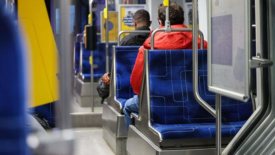 Die Zahl der Fahrgäste in Bussen und Bahnen legt leicht zu (Archivbild)
