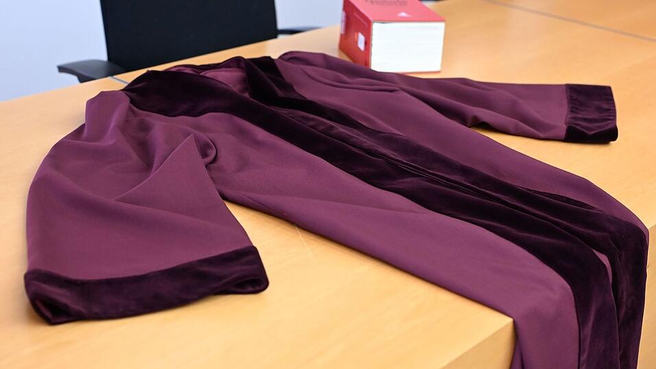 Die Robe zeichnet sich durch den tiefen Rot-Ton und den Samtbesatz an &Auml;rmeln und Kragen aus.