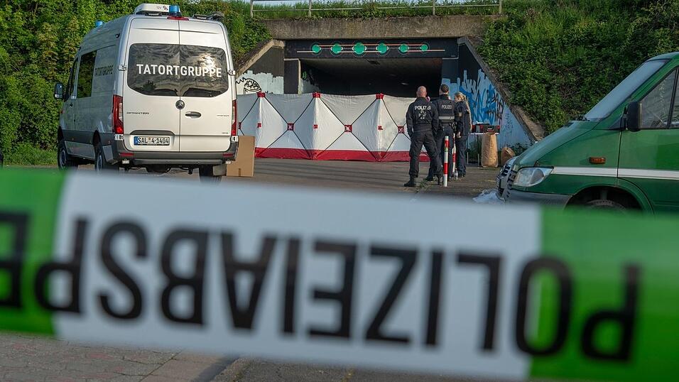 Nach einem lauten Knall hat die Polizei unter einer Fu&szlig;g&auml;ngerbr&uuml;cke im Saarland einen Toten und vier Schwerverletzte gefunden.