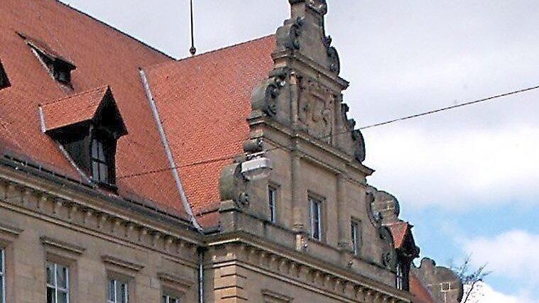 Schlechter Ort für Schwarzarbeit: Die Ertappten arbeiteten an der Fassade der Staatsanwaltschaft. Schlechter Ort für Schwarzarbeit: Die Ertappten arbeiteten an der Fassade der Staatsanwaltschaft.