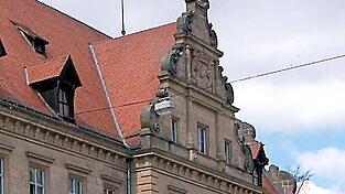 Schlechter Ort für Schwarzarbeit: Die Ertappten arbeiteten an der Fassade der Staatsanwaltschaft.