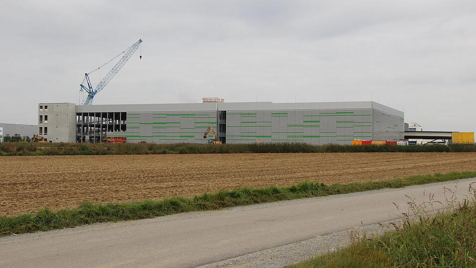 Blick von der Kreisstra&szlig;e SR 12 auf das neue Amazon-Verteilzentrum mit Parkhaus. Ende Oktober soll es in Betrieb gehen. Es wird vom Immobilieninvestor Goodman errichtet.
