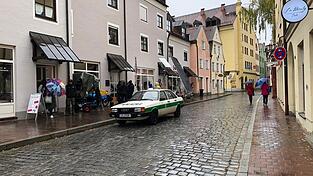 Bereits von Weitem war das berühmte Polizeiauto Franz Eberhofers in der Spiegelgasse zu erkennen.