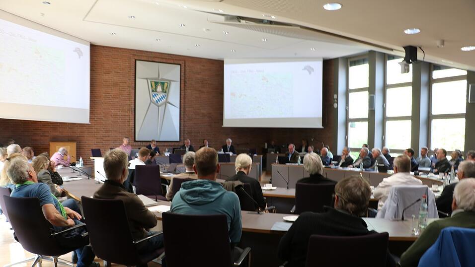 Neben den Planungsverbandsmitgliedern waren auch viele Zuh&ouml;rer in den Sitzungssaal des Landratsamtes Straubing-Bogen gekommen.