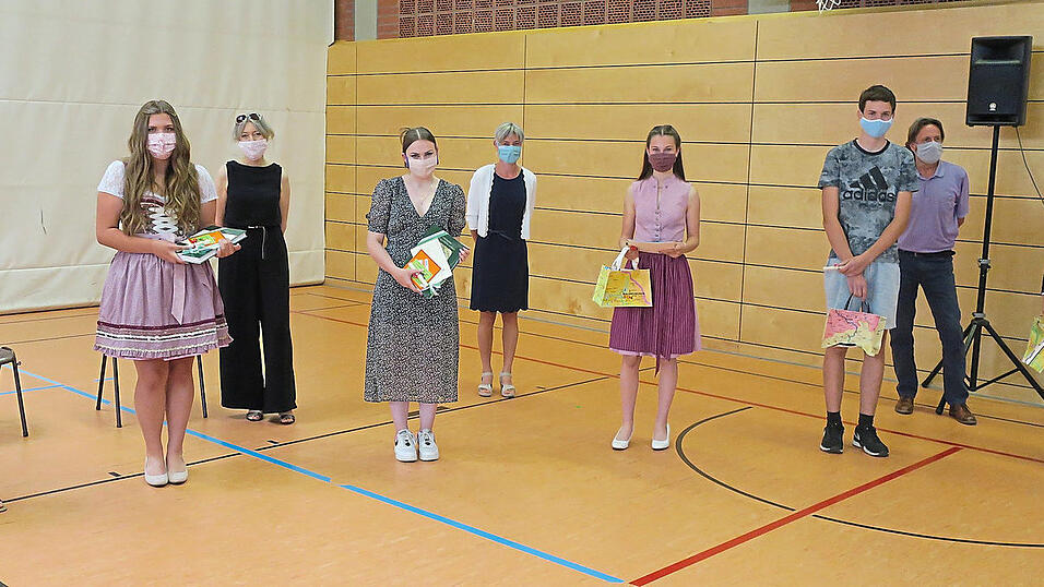 Die besten Absolventen: Lilly Schmid, Leonie Serve, Jule Schon, Eva Peinkofer, Dominik Peldszus und Alexander Nikolasen (von links) mit den Klassenleitern Martina und Peter Bauer sowie Rektorin Barbara Aumann. Die besten Absolventen: Lilly Schmid, Leonie Serve, Jule Schon, Eva Peinkofer, Dominik Peldszus und Alexander Nikolasen (von links) mit den Klassenleitern Martina und Peter Bauer sowie Rektorin Barbara Aumann.